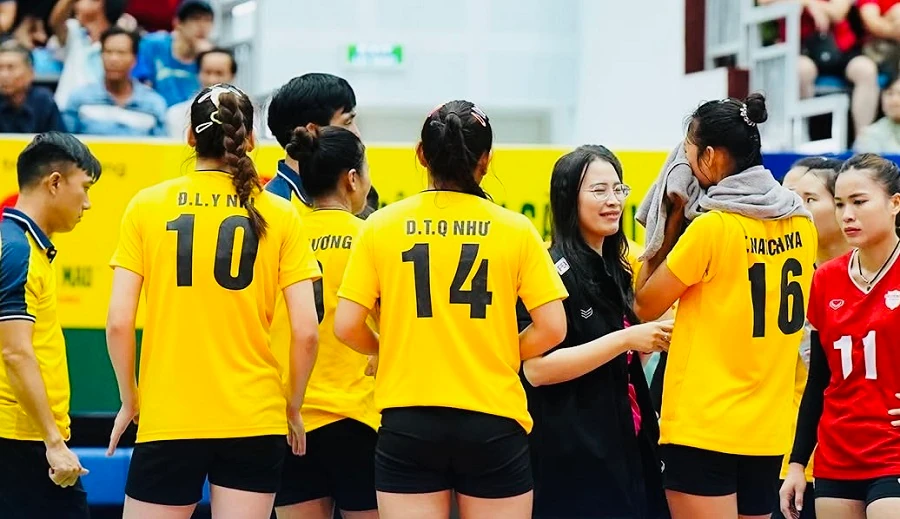 Players of the Hưng Yên women's volleyball team on court