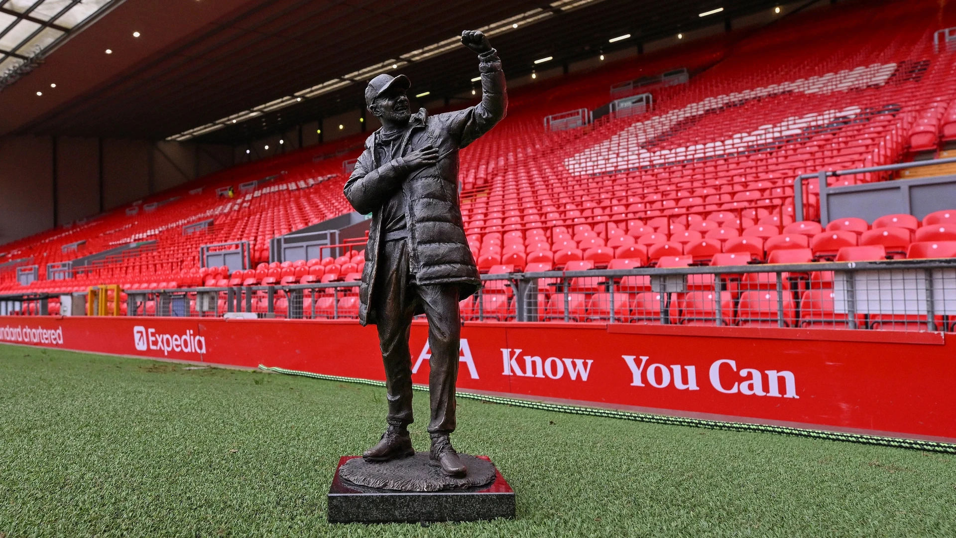 Tượng nhỏ Jürgen Klopp trong ảnh Liverpool công bố; không phải tượng đài mới có kích thước thật.