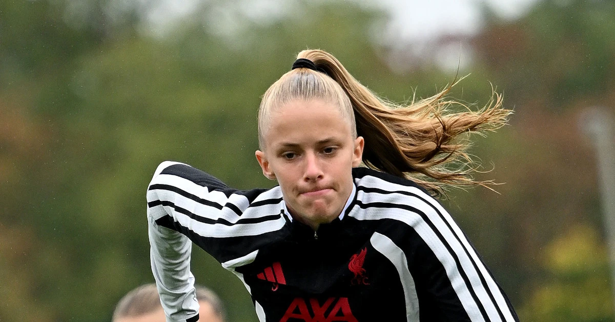 Vivien Endemann trong buổi tập của Liverpool nữ.