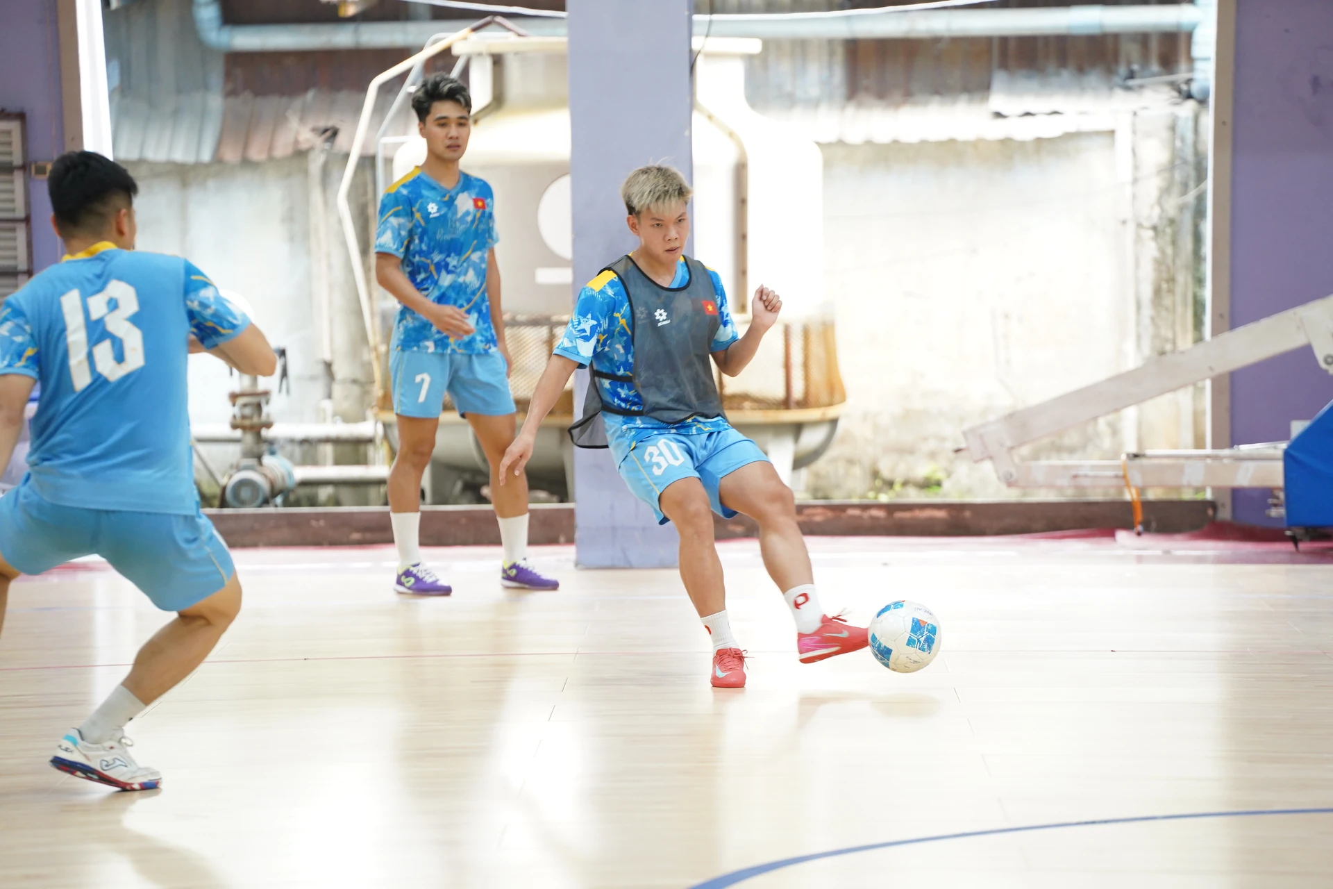File photo (published by SGGP in October 2026): Vietnam futsal team players pass the ball during an indoor training session.