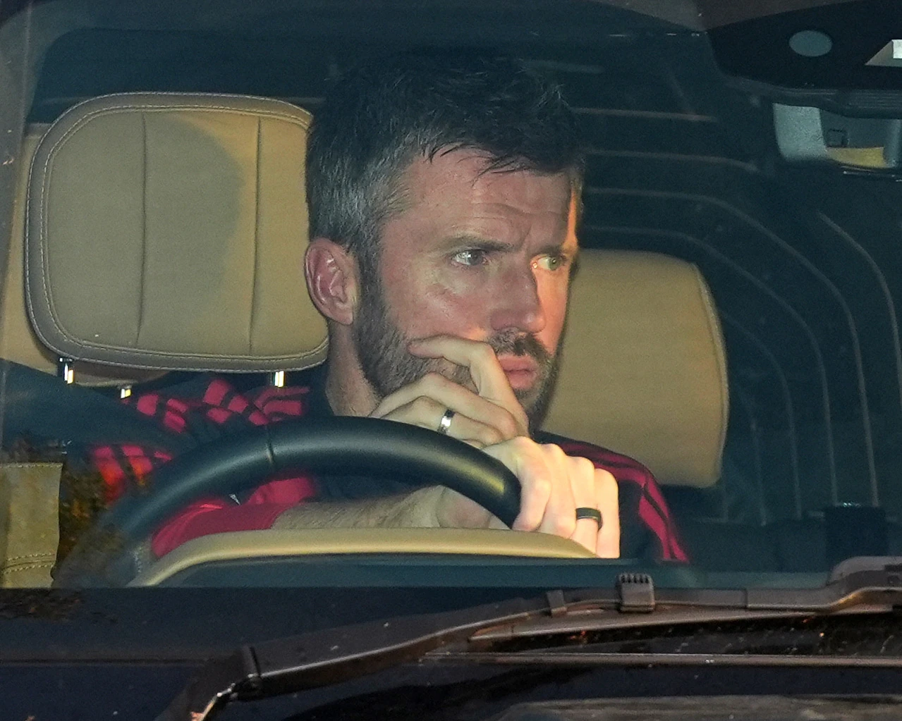 Michael Carrick lái xe đến sân tập của Manchester United hôm thứ Ba 27/10/2026.