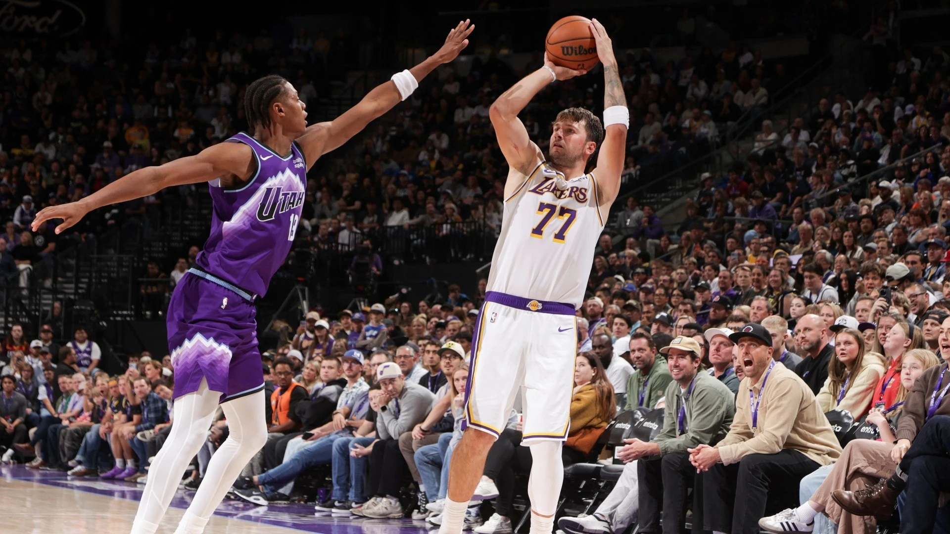 Luka Dončić của Lakers bật nhảy ném rổ trước hậu vệ Utah Jazz
