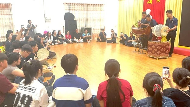 Thành viên CLB nghệ thuật Khmer hướng dẫn người trẻ tập nhạc cụ truyền thống.