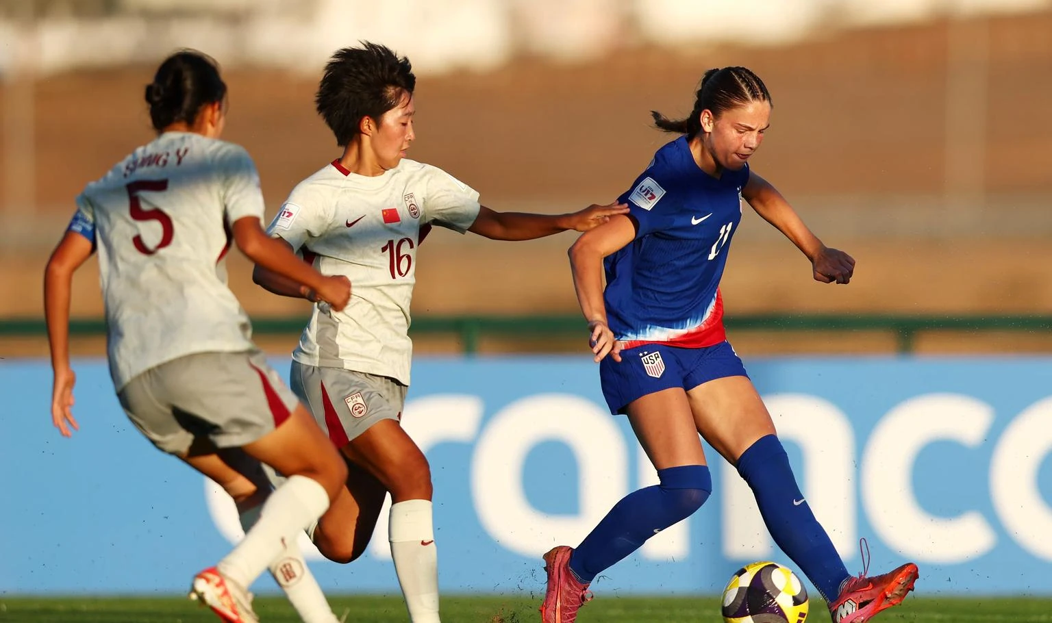 Maddie DiMaria của Mỹ tranh bóng với Xiaotang Xu của Trung Quốc tại World Cup nữ U17 ở Rabat ngày 21/10/2025. Ảnh tư liệu.