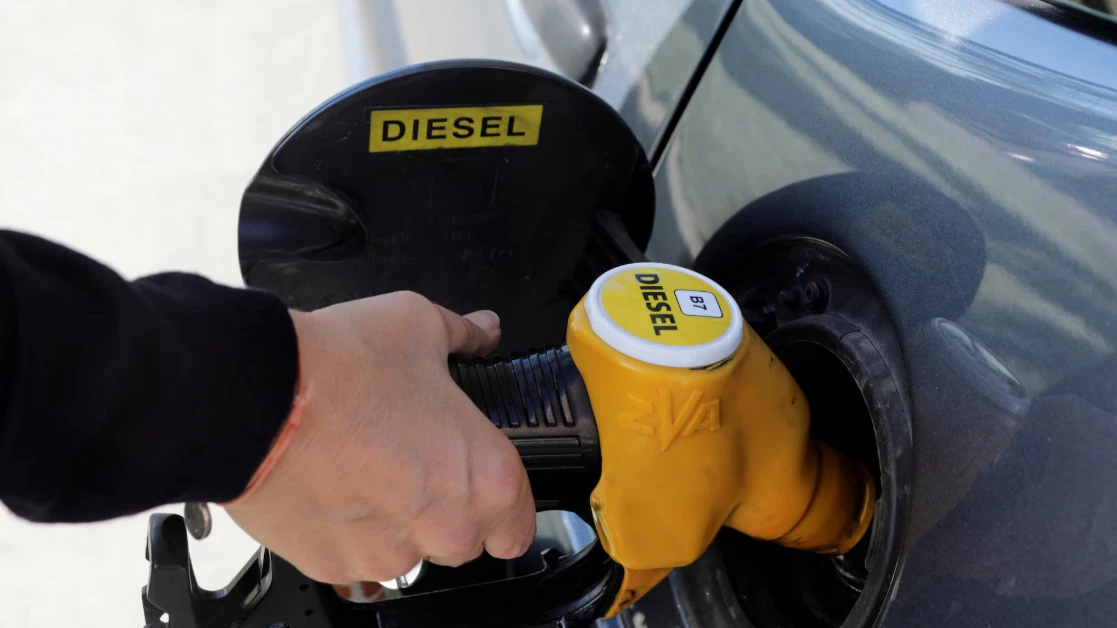 Ảnh tiếp dầu diesel minh họa bài viết về báo cáo của IEA.