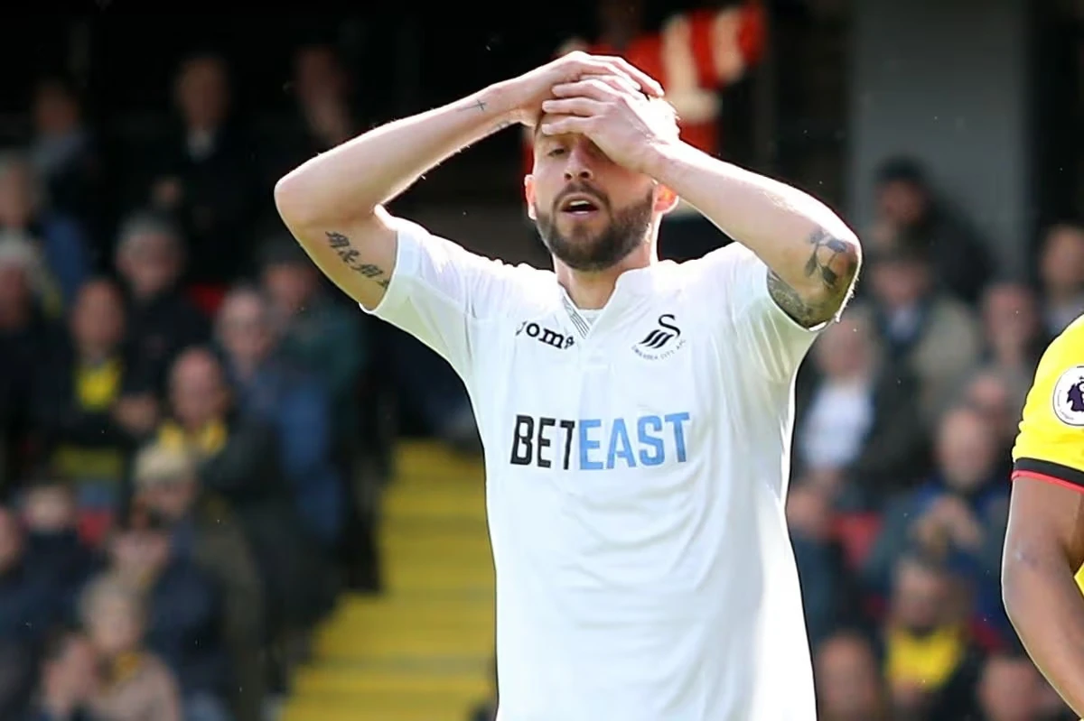 Áo đấu Swansea mang logo BetEast trong ảnh tư liệu Reuters.