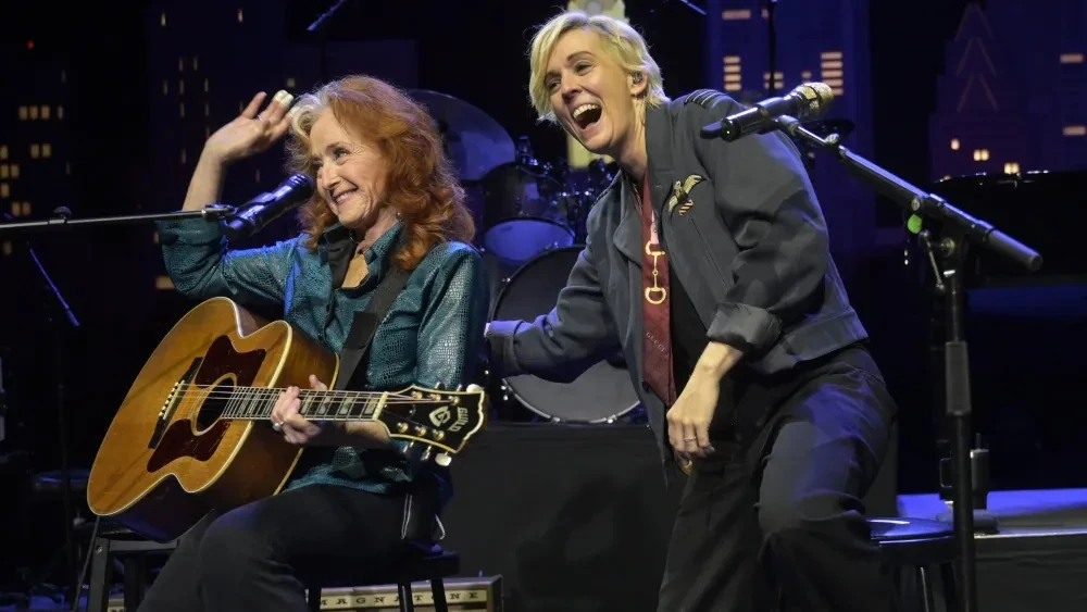 Bonnie Raitt và Brandi Carlile biểu diễn cùng nhau