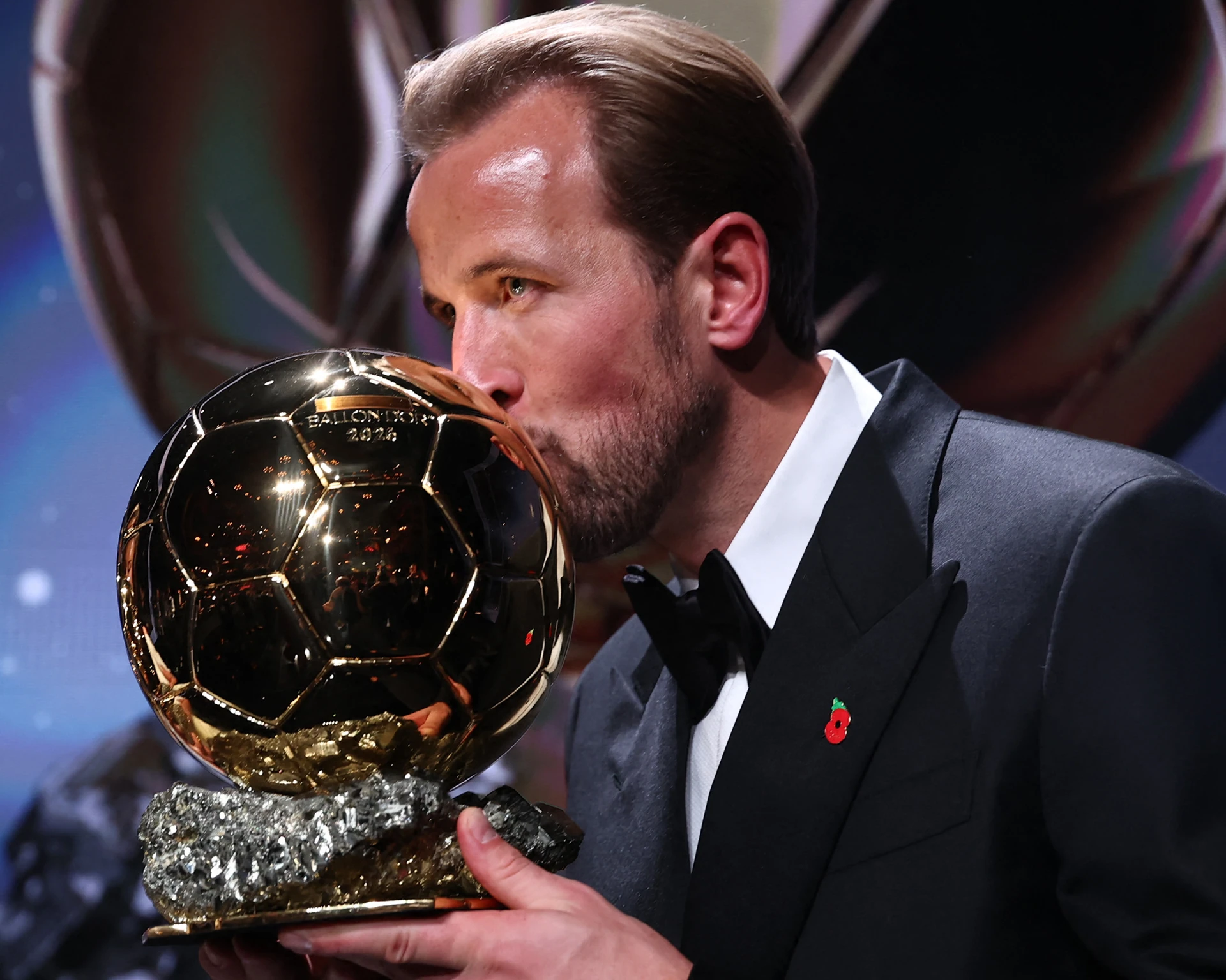 Ảnh tư liệu ngày 26/10/2026: Harry Kane hôn chiếc Quả bóng vàng trên sân khấu lễ trao giải tại London.