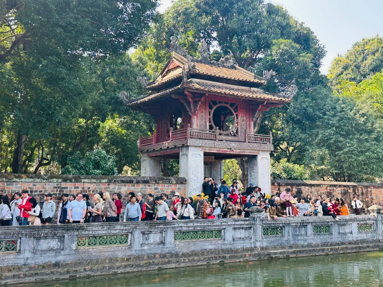 Du khách tại Văn Miếu; ảnh tư liệu minh họa bài viết về Ngày Văn hóa Việt Nam.
