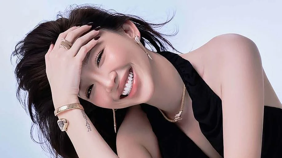 Singer Tóc Tiên in the portrait used by the article.