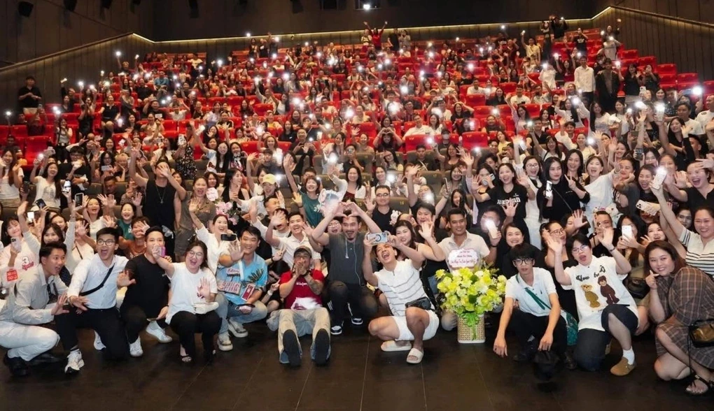 Êkíp Trại buôn người giao lưu với khán giả Hải Phòng trong cine-tour ngày 10/10.