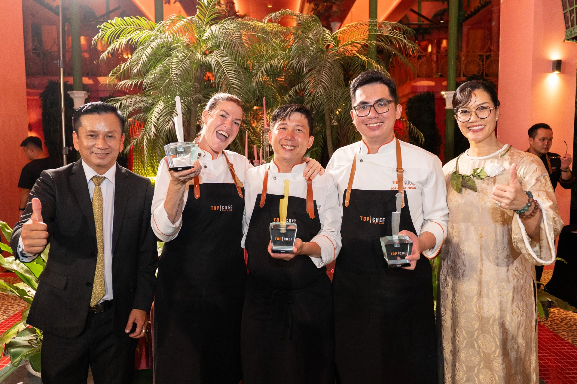 Ba đầu bếp vào chung kết Top Chef Việt Nam 2026 cùng hai giám khảo chính.