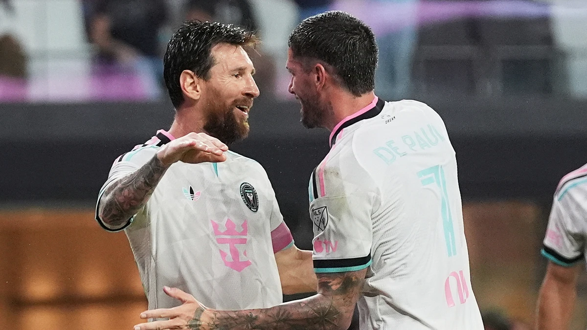 Lionel Messi chúc mừng Rodrigo de Paul ở trận gặp New York City FC ngày 14/10.