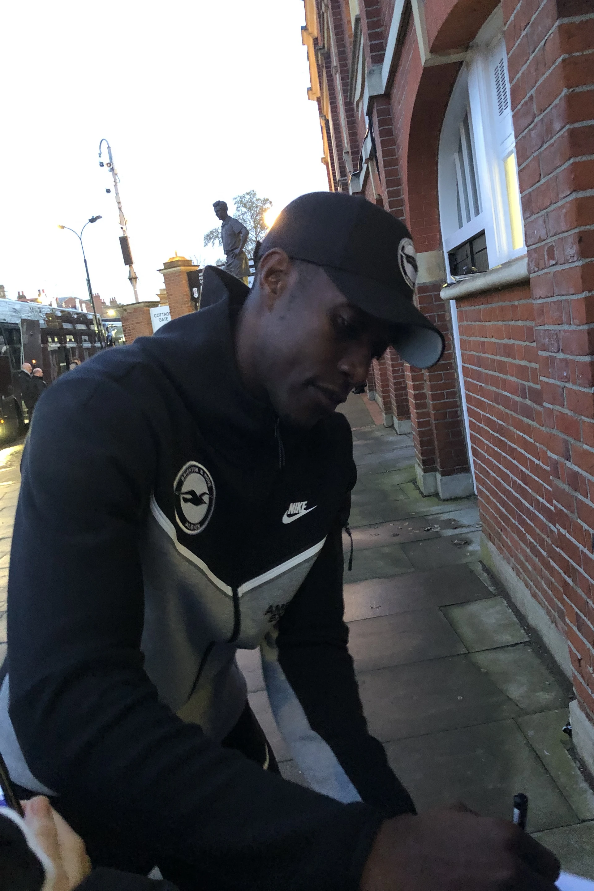 Danny Welbeck ký tặng người hâm mộ sau trận Brighton – Fulham ngày 2-3-2024, ảnh tư liệu.