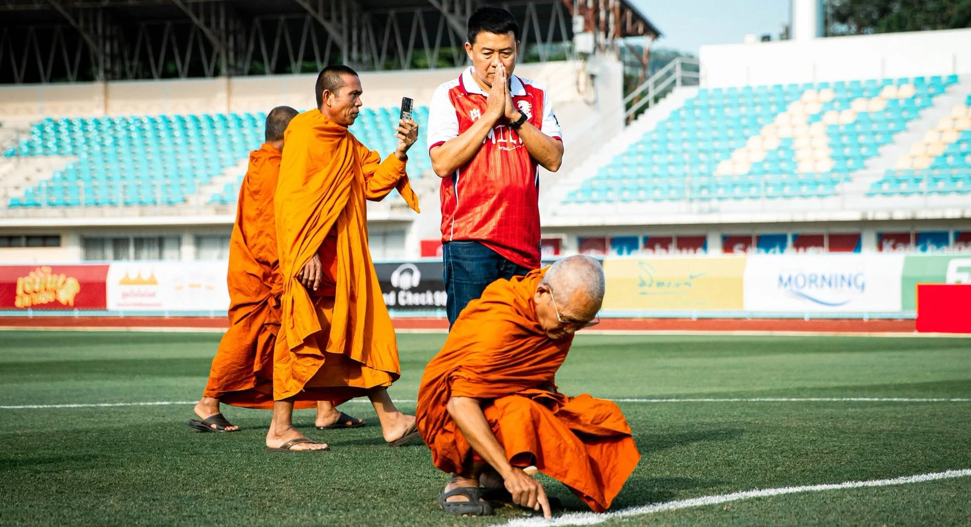 Các nhà sư tại sân Kanchanaburi Power FC trước trận gặp Police Tero.