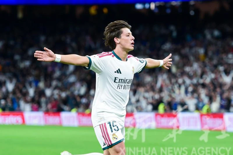 Ảnh tư liệu: tiền vệ Arda Güler trong áo trắng Real Madrid dang rộng hai tay ăn mừng trên sân Bernabéu.