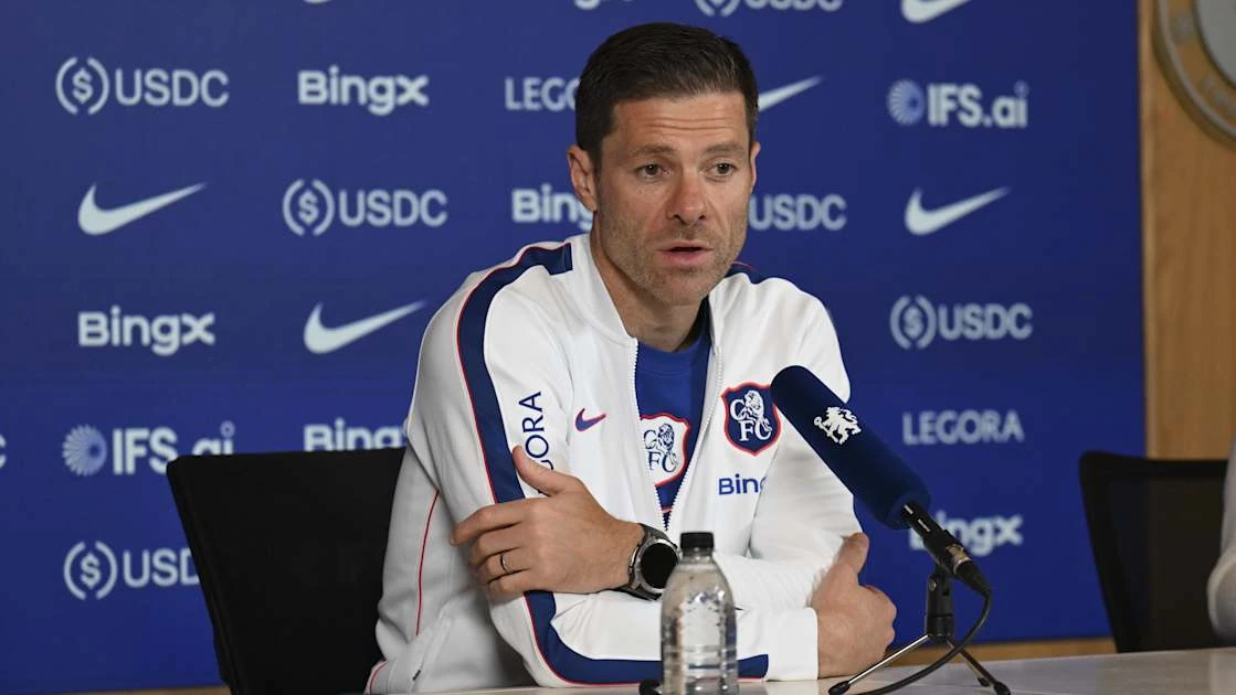 HLV Xabi Alonso tại buổi họp báo của Chelsea.