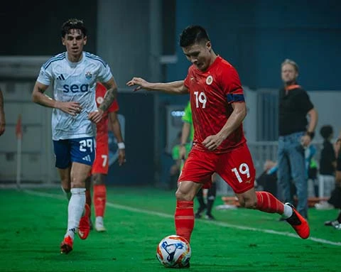 Quang Hải (No 19, in red) on the ball in a Công an Hà Nội match