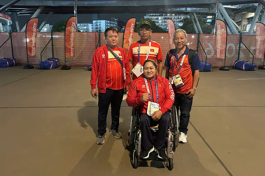 Ngọc Thúy cùng các thành viên đoàn Việt Nam sau khi giành HCĐ Asian Para Games.