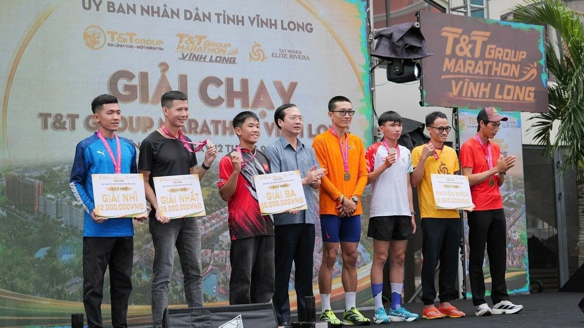 Athletes receiving awards at the T&T Group Marathon Vinh Long.