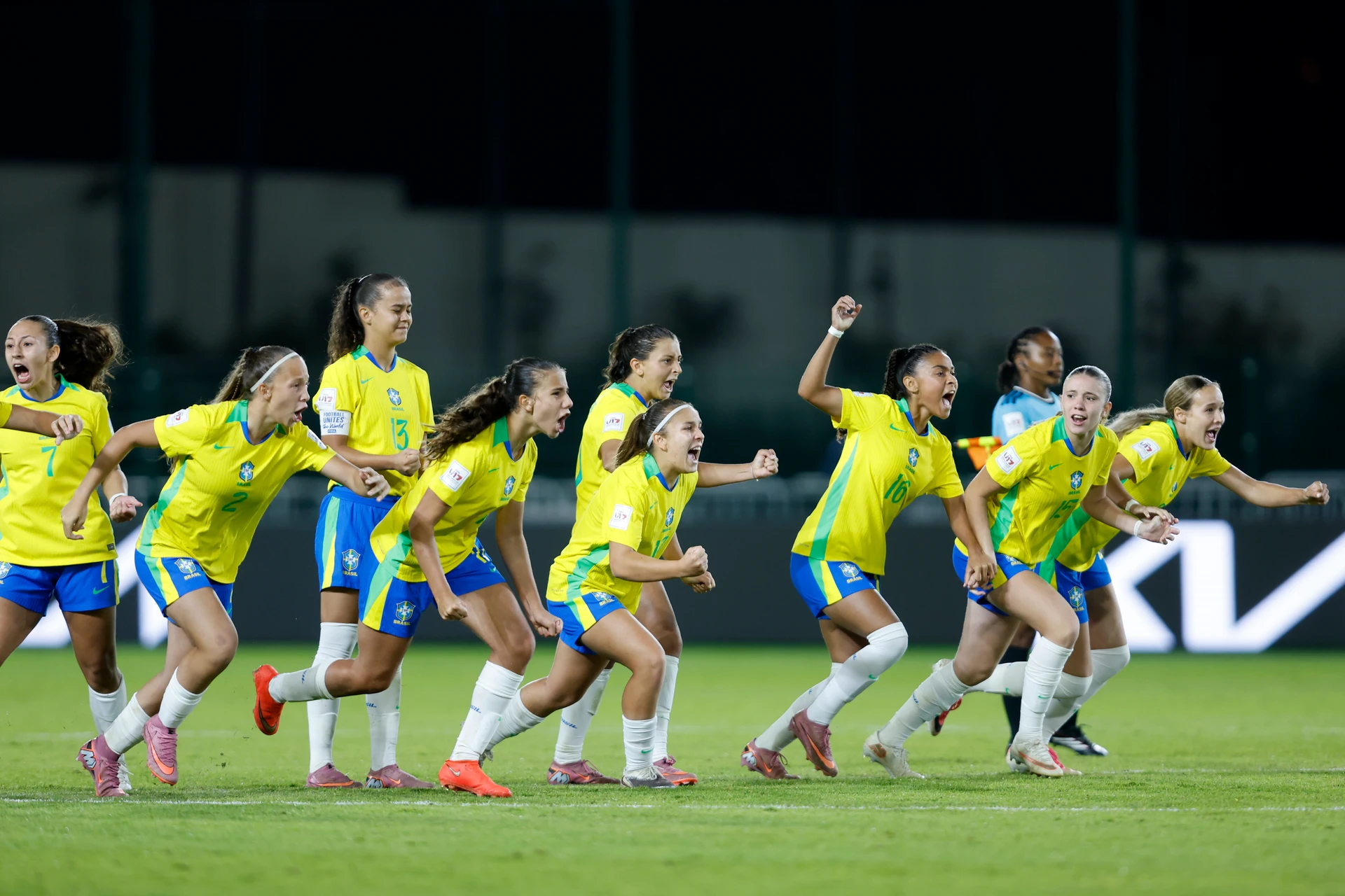 Các cầu thủ U17 nữ Brazil trong trang phục áo vàng, quần xanh lao lên ăn mừng sau khi thắng Ba Lan trên chấm luân lưu ở vòng 1/8 FIFA U17 World Cup nữ 2026 tại Rabat, Maroc.