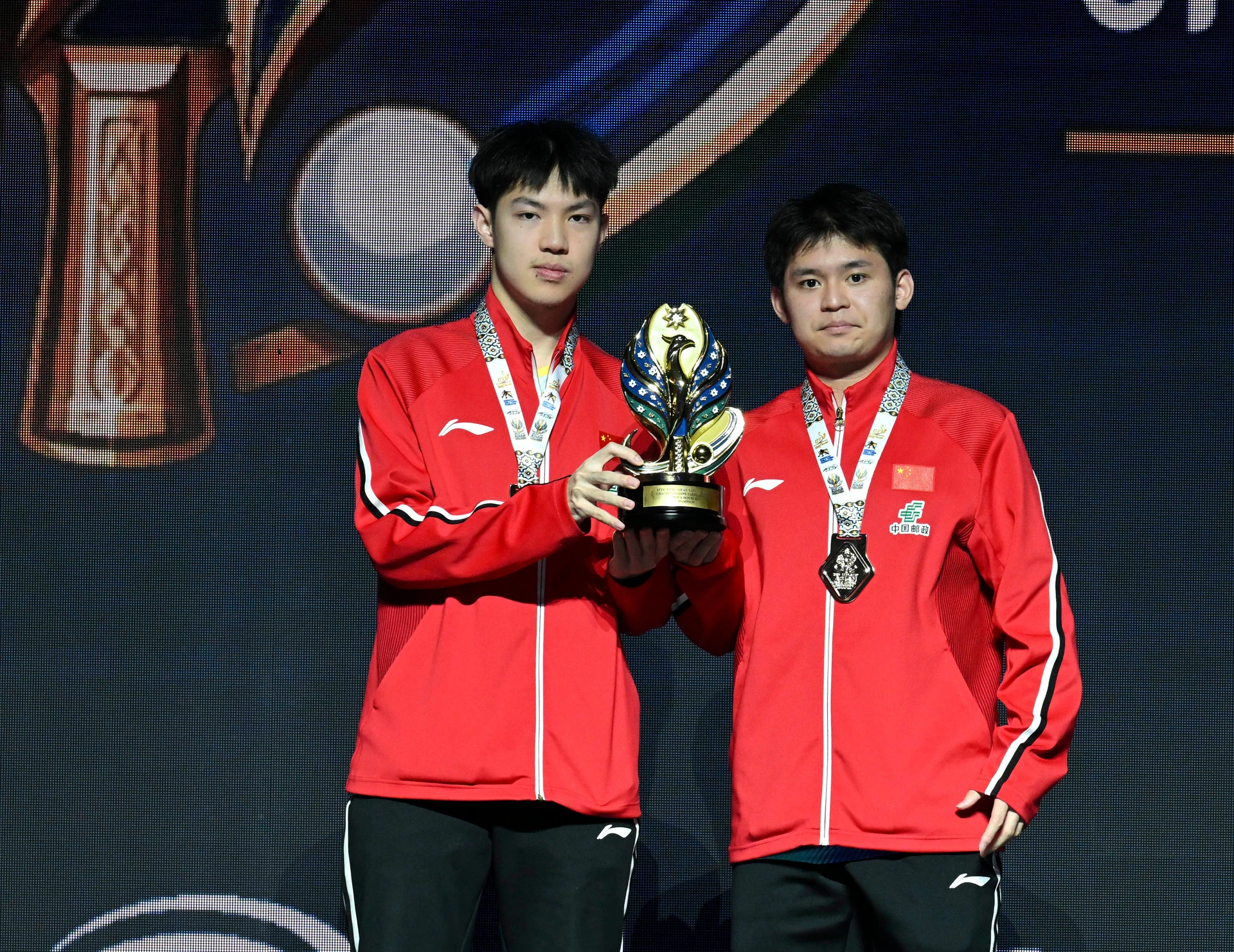 Lin Shidong và Huang Youzheng đeo huy chương vàng, cầm cúp đôi nam giải bóng bàn vô địch châu Á 2026