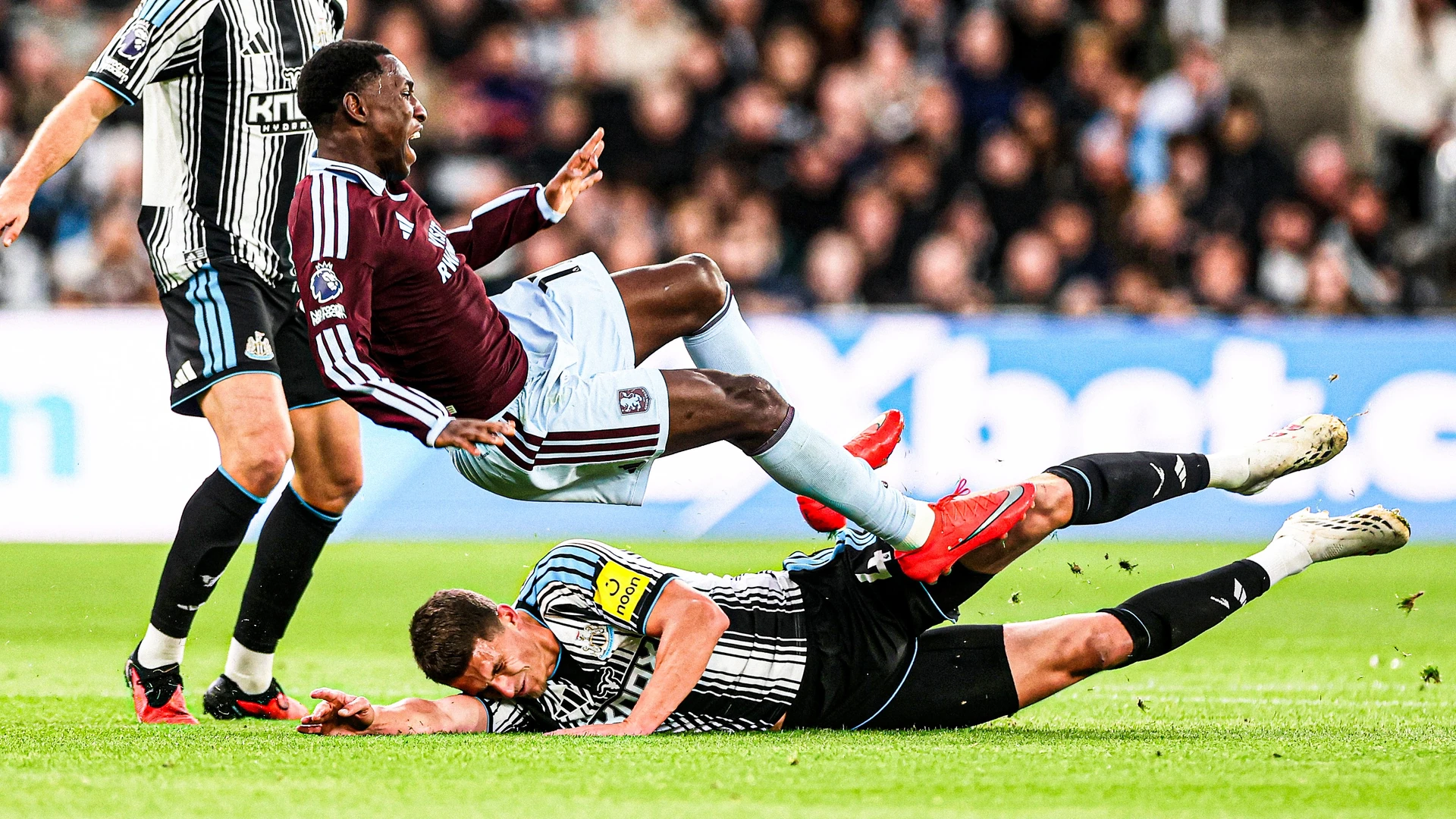 Nicolas Jackson của Aston Villa ngã sau pha vào bóng của Sven Botman (Newcastle).