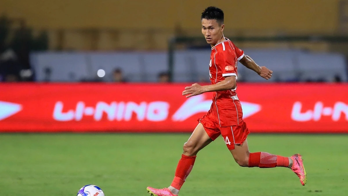 Doãn Ngọc Tân thi đấu trong trang phục màu đỏ
