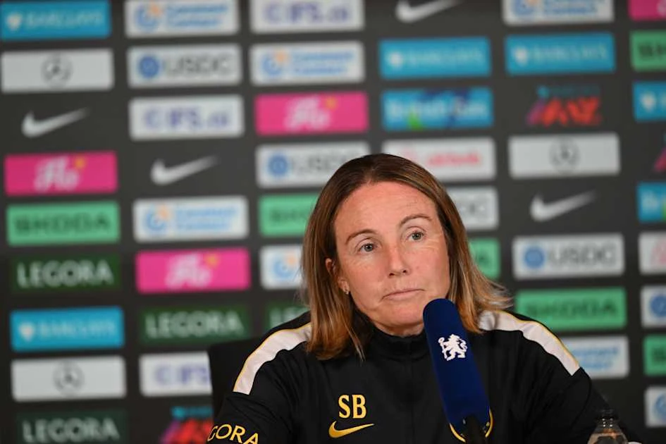 HLV Sonia Bompastor trong buổi họp báo của Chelsea nữ.