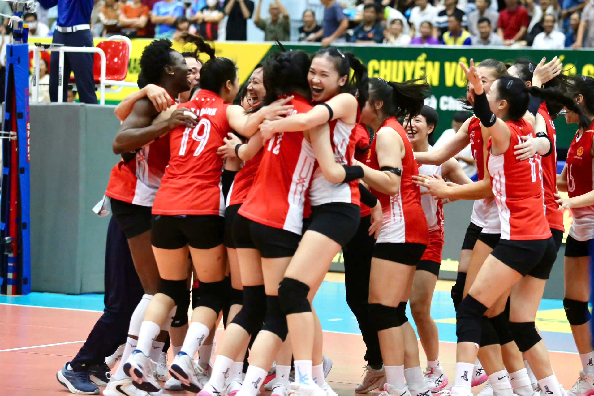Binh chủng Thông tin players embrace as they celebrate their 13th national women's volleyball title