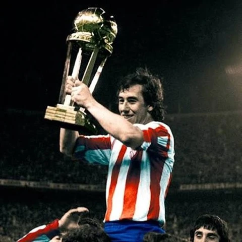 Adelardo Rodriguez with the 1975 Intercontinental Cup.