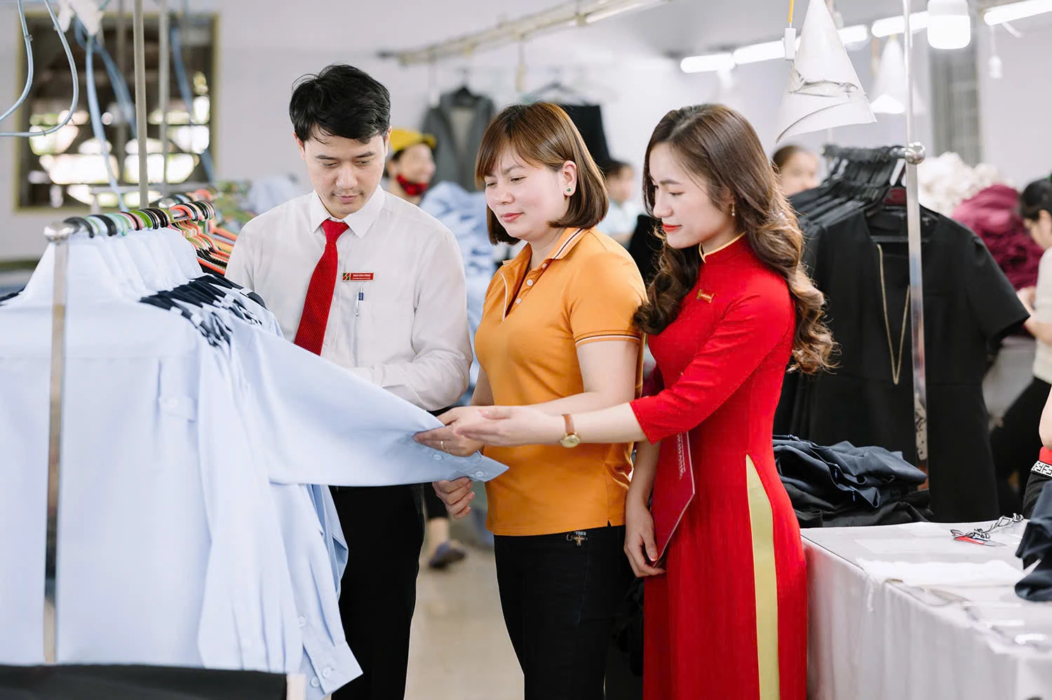 Nhân viên ngân hàng tư vấn cho khách hàng tại một cửa hàng may mặc.