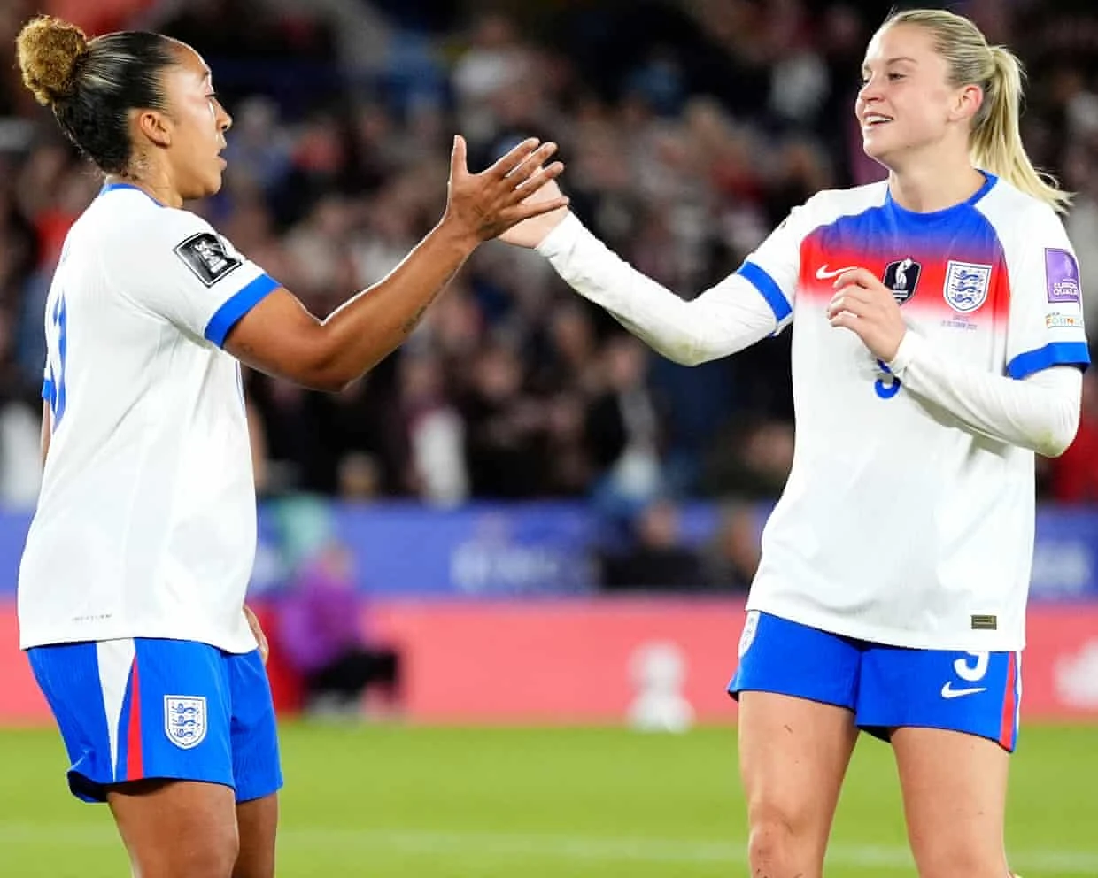 Lauren James, bên trái, ăn mừng cùng Alessia Russo trong trận England gặp Greece.
