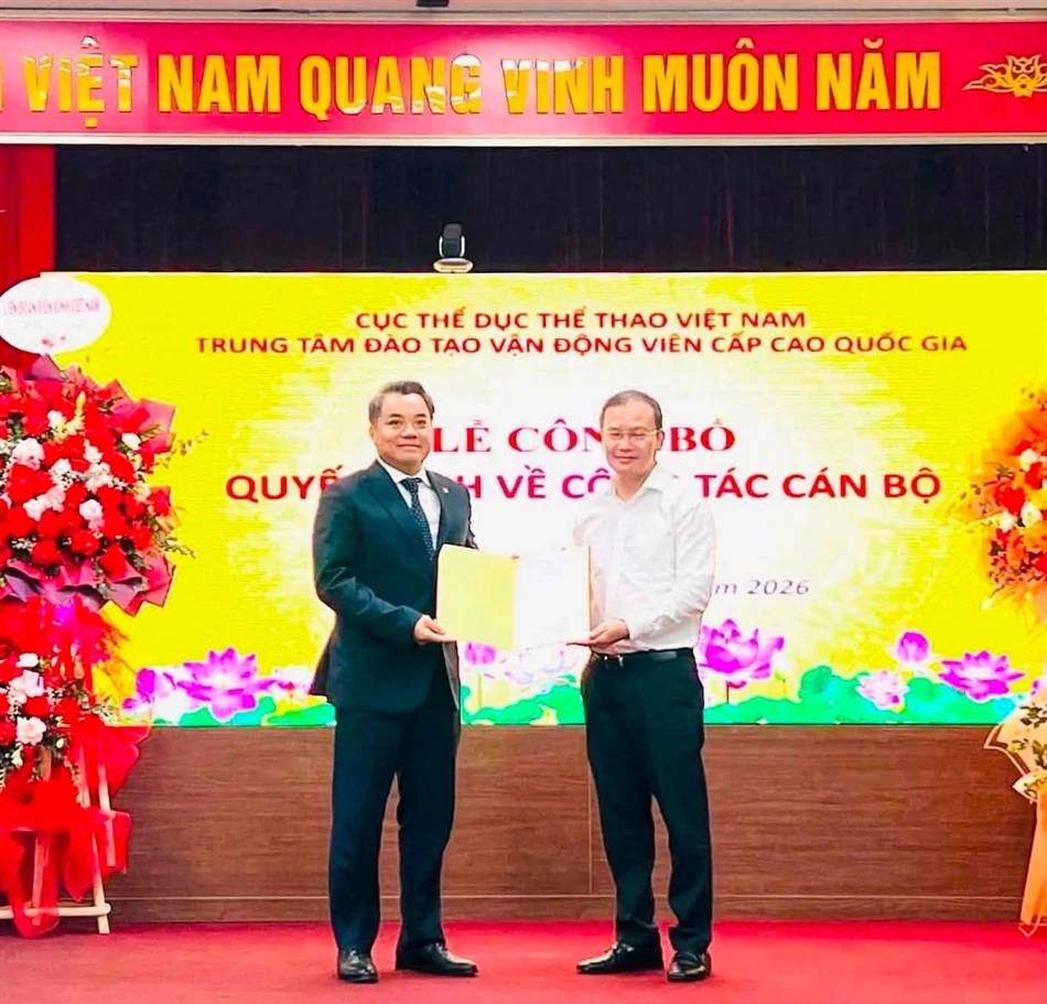 Ông Phạm Hoàng Tùng (trái) tại lễ công bố quyết định bổ nhiệm Giám đốc Trung tâm Huấn luyện vận động viên cấp cao quốc gia.