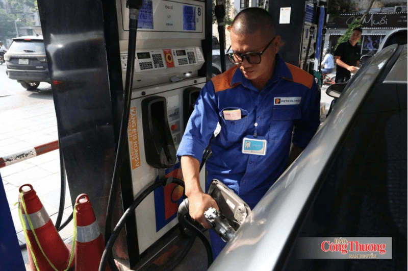Nhân viên tiếp nhiên liệu tại cửa hàng xăng dầu.