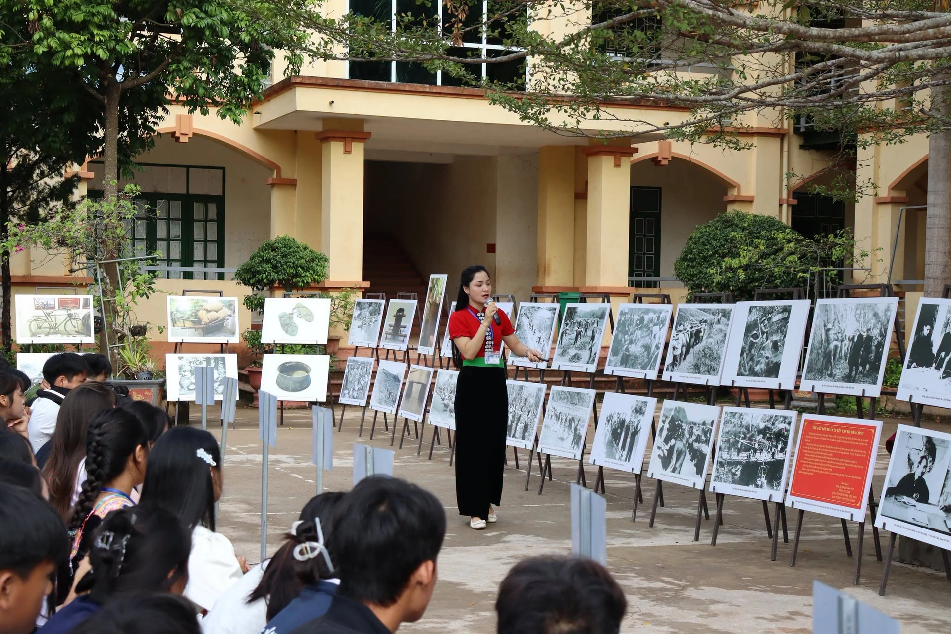 Students view a display about the Điện Biên Phủ victory at Nà Hỳ.