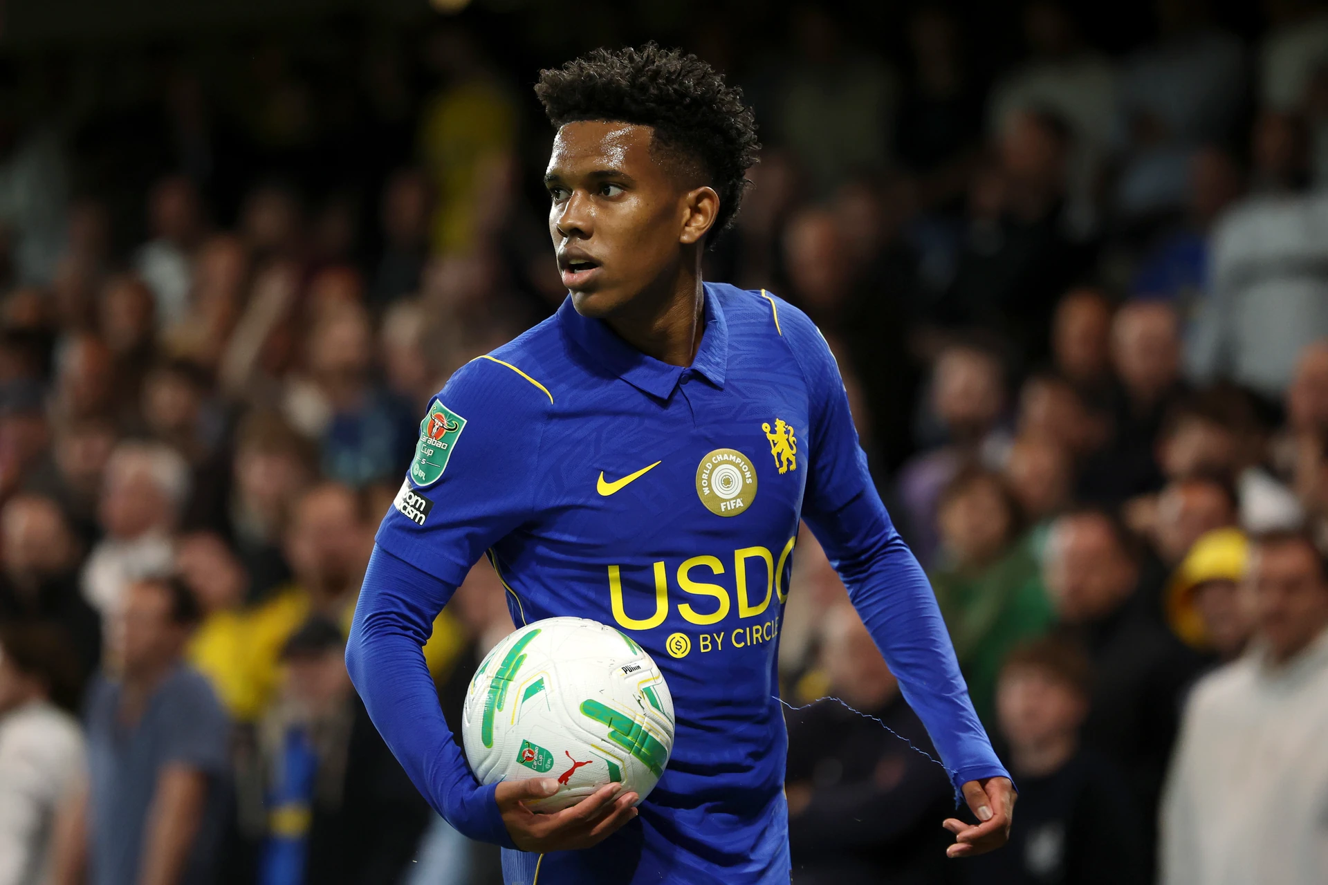 Ảnh tư liệu: Estêvão Willian của Chelsea cầm bóng trong một trận Cúp Liên đoàn Anh