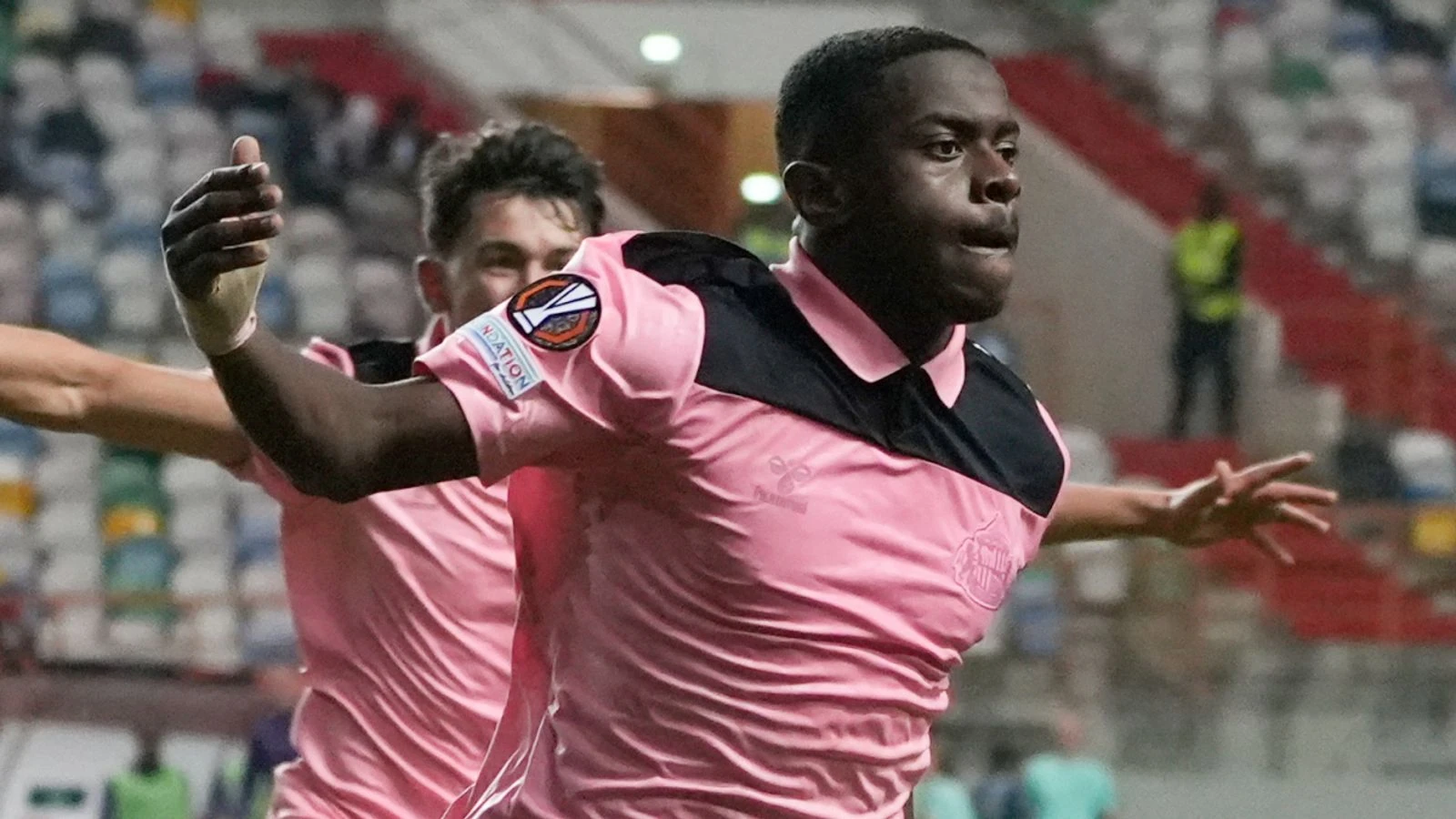 Noah Sadiki ăn mừng bàn thắng cho Sunderland.