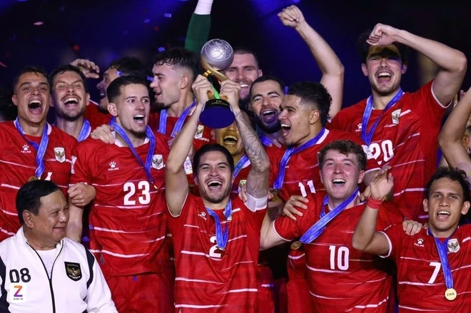 Đội tuyển Indonesia cùng cúp FIFA ASEAN Cup 2026 trong ảnh tư liệu của bài gốc.
