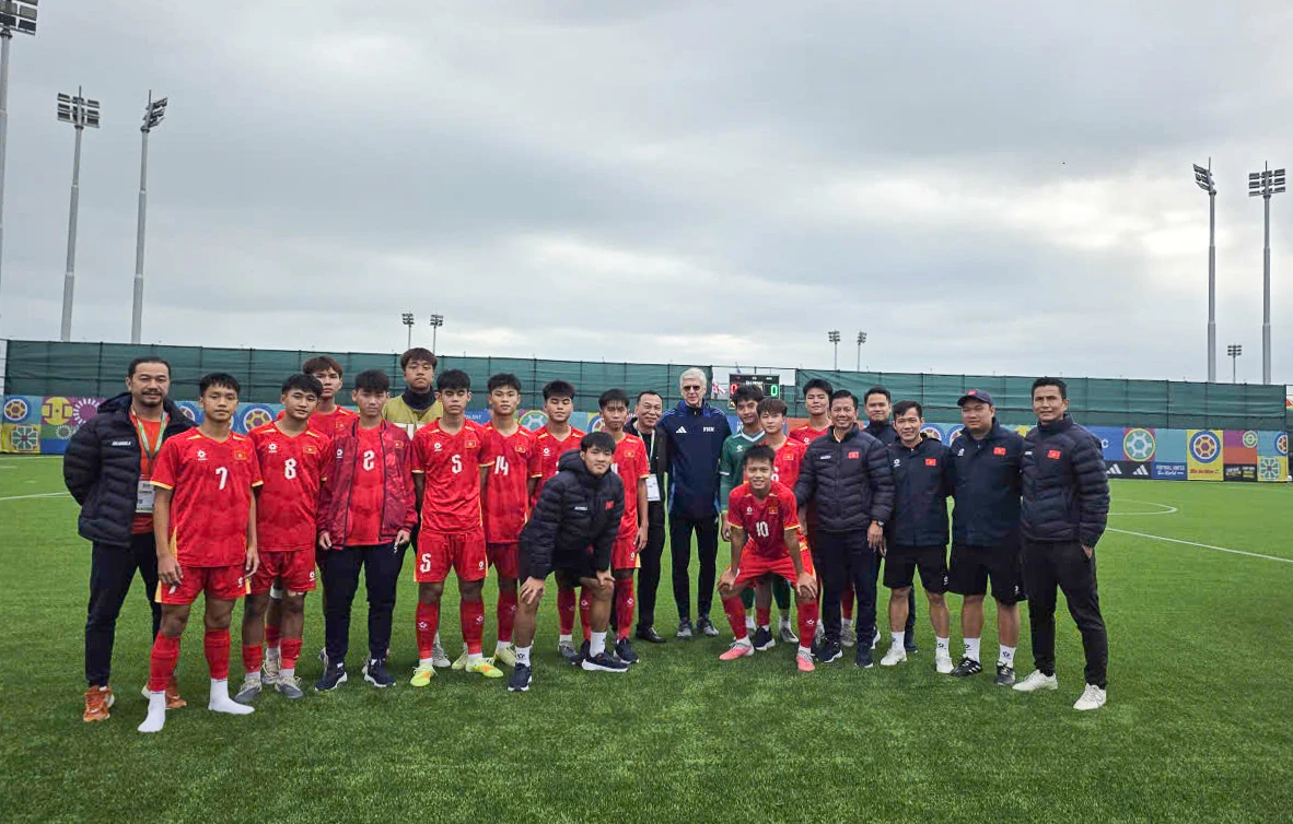 Chủ tịch VFF Trần Quốc Tuấn và Arsène Wenger chụp ảnh lưu niệm cùng U15 Việt Nam sau trận gặp U15 Rwanda.