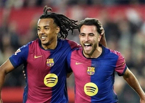 Jules Koundé và Eric García trong màu áo Barcelona.