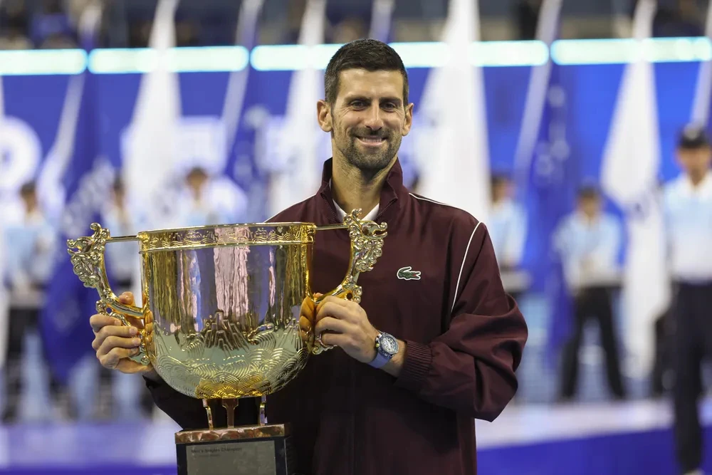 Novak Djokovic cầm cúp trong ảnh được bài viết về chức vô địch China Open sử dụng.