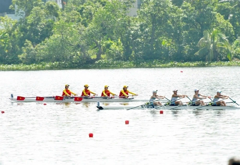 Các đội thuyền rowing thi đấu trên mặt nước.