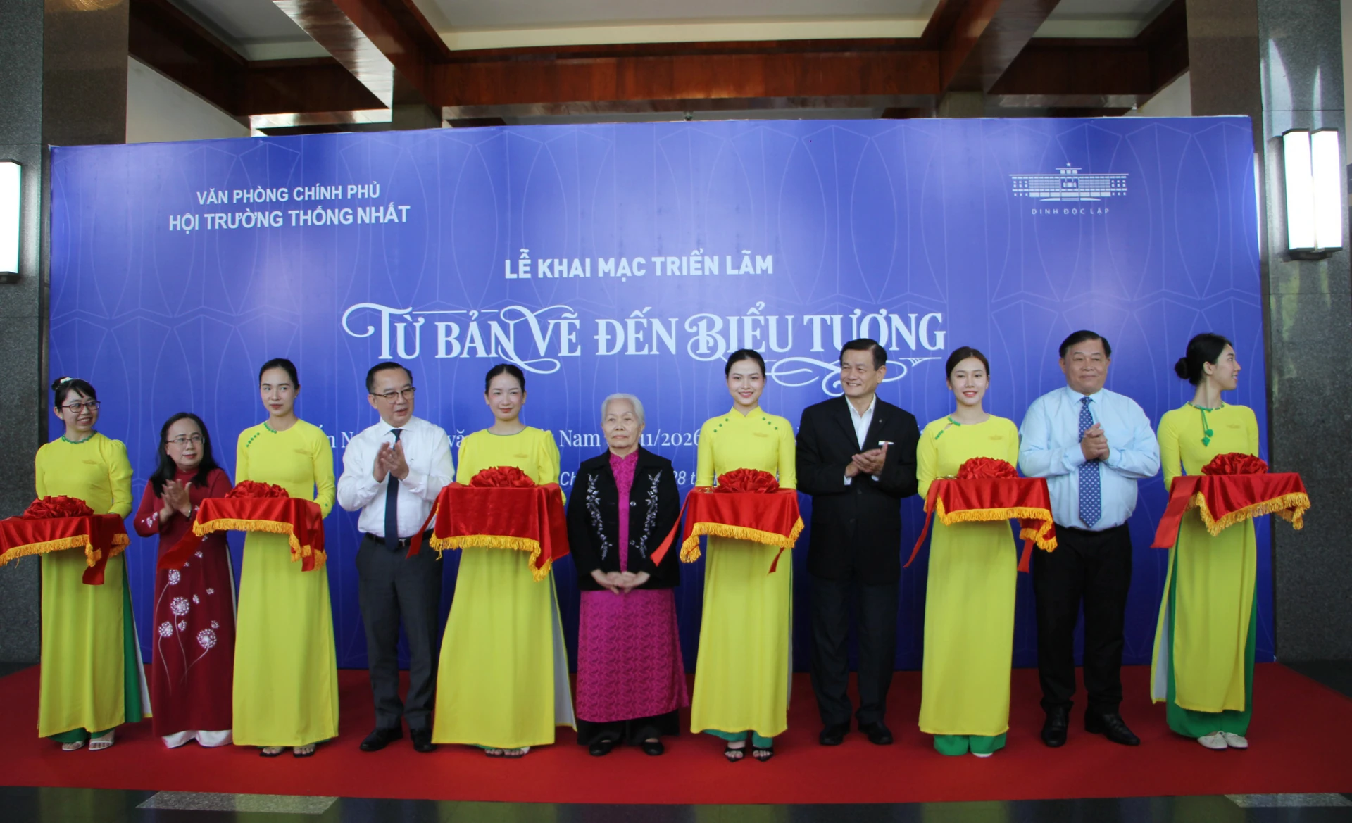 Các đại biểu cắt băng khai mạc triển lãm Từ bản vẽ đến biểu tượng tại Dinh Độc Lập.