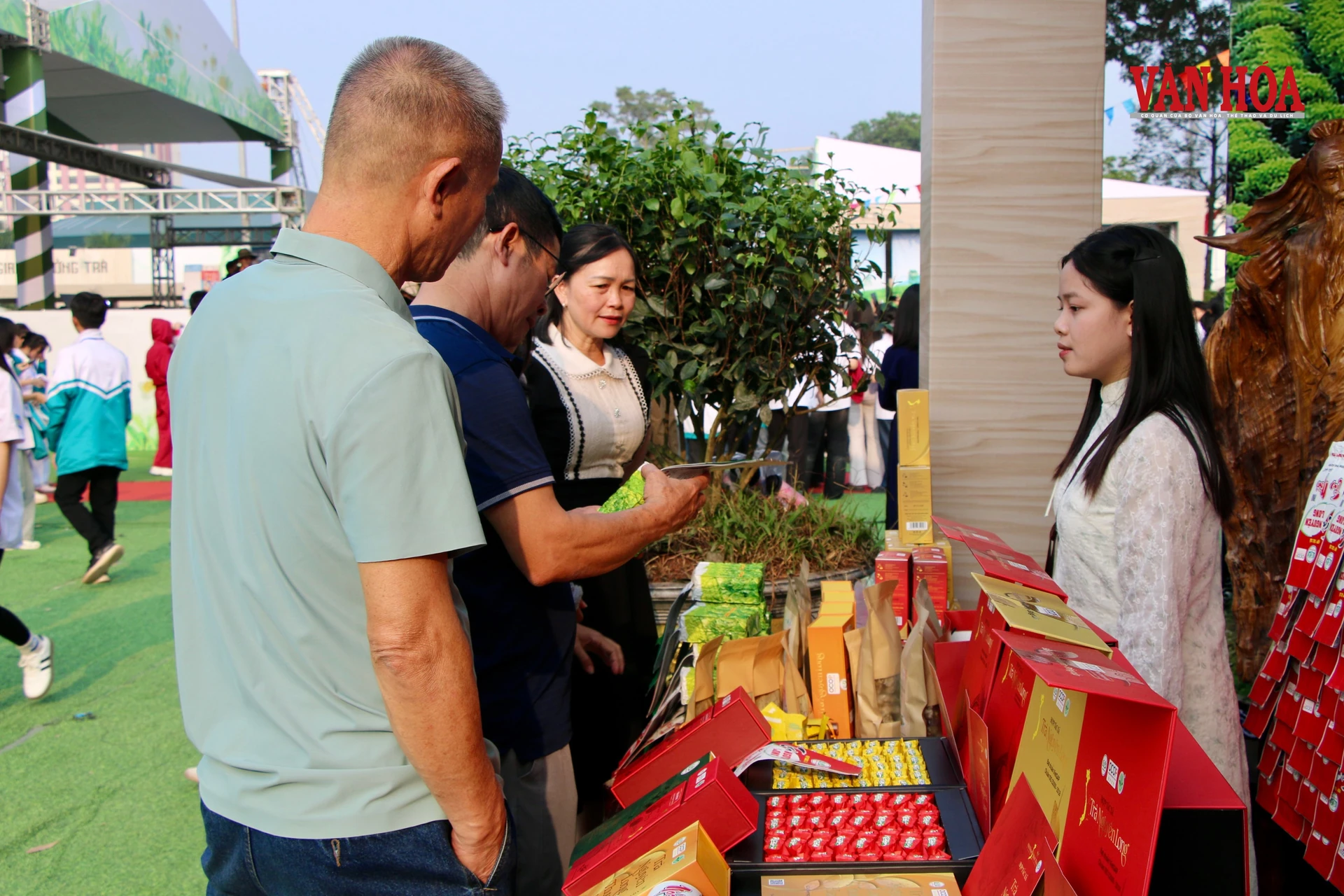 Khách tham quan gian hàng sản phẩm trà trong ảnh minh họa.
