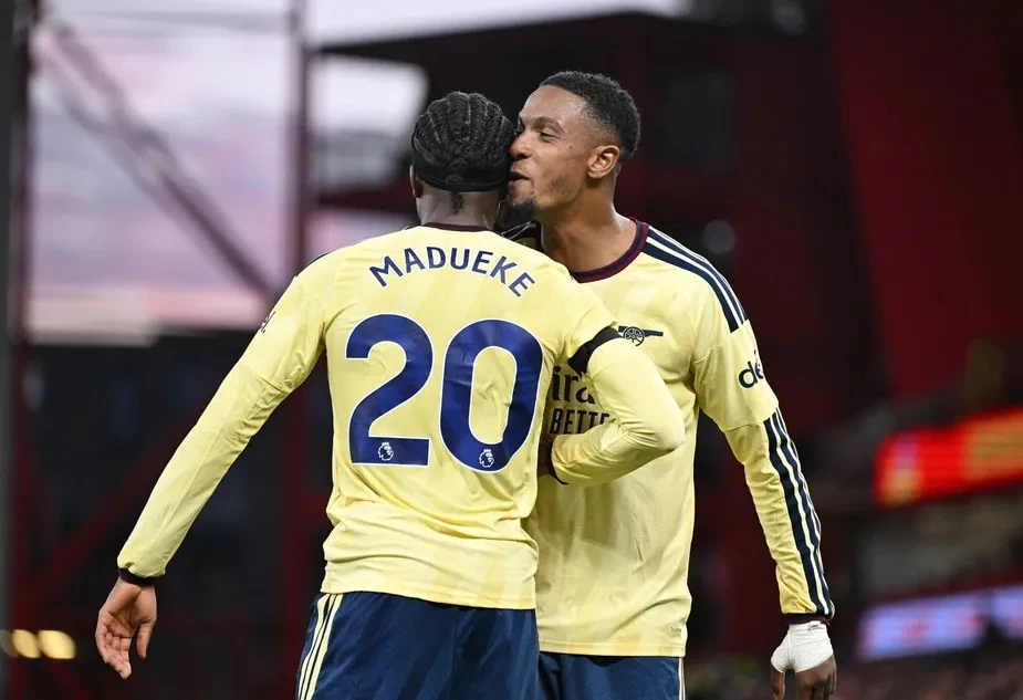 Noni Madueke ăn mừng cùng đồng đội Arsenal trong trận gặp Nottingham Forest.