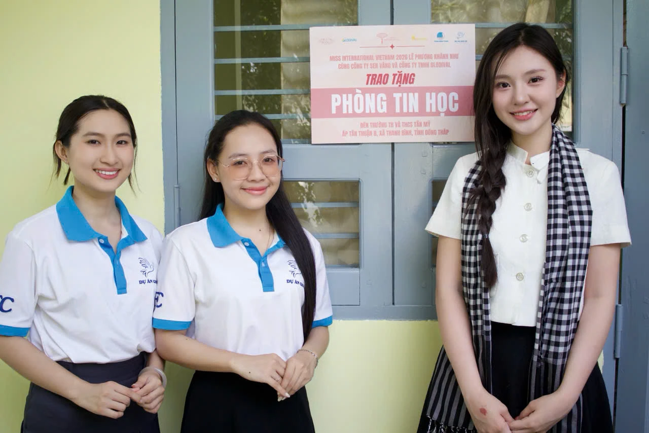 Khánh Như cùng học sinh trong hoạt động Digital Wings.