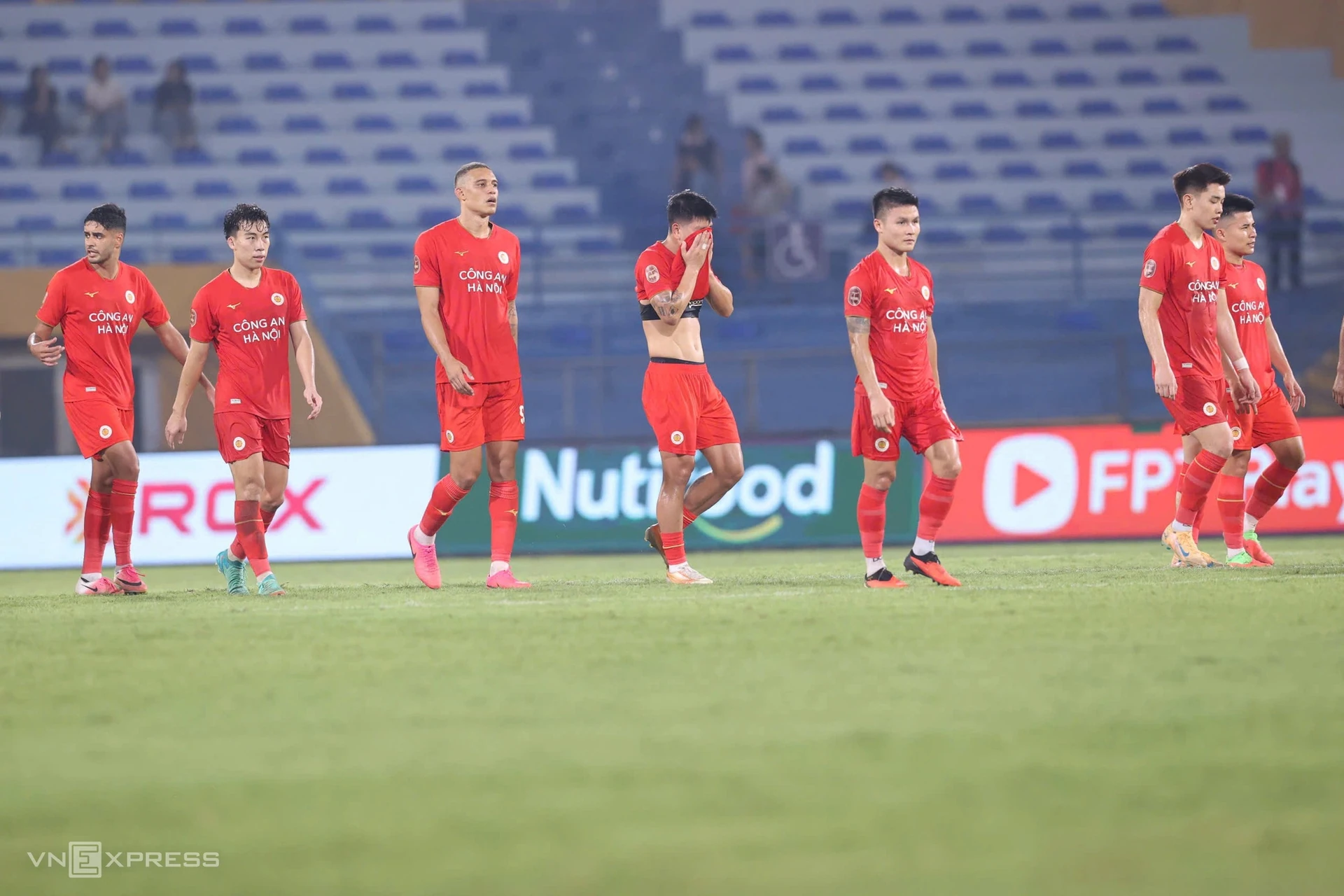 Các cầu thủ Công an Hà Nội áo đỏ thất vọng sau trận hòa 1-1 với Thanh Hóa trên sân Hàng Đẫy.