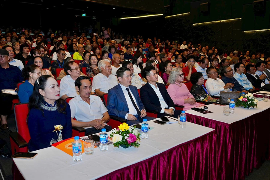 Đại biểu dự khai mạc Liên hoan Sân khấu Hà Nội mở rộng tối 14/10.