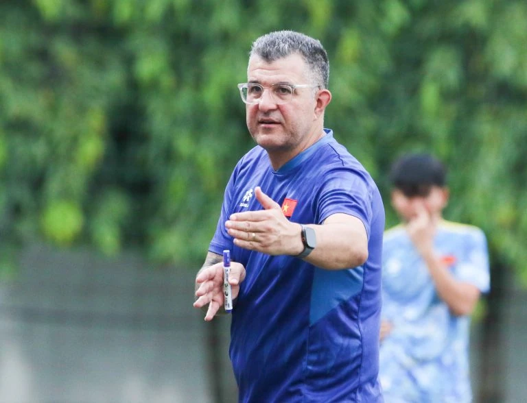 HLV Cristiano Roland hướng dẫn buổi tập của U17 Việt Nam.